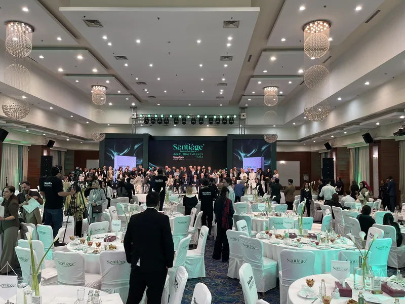 مهمانان در سالن رونمایی محصول سانتیاژ در هتل اوین